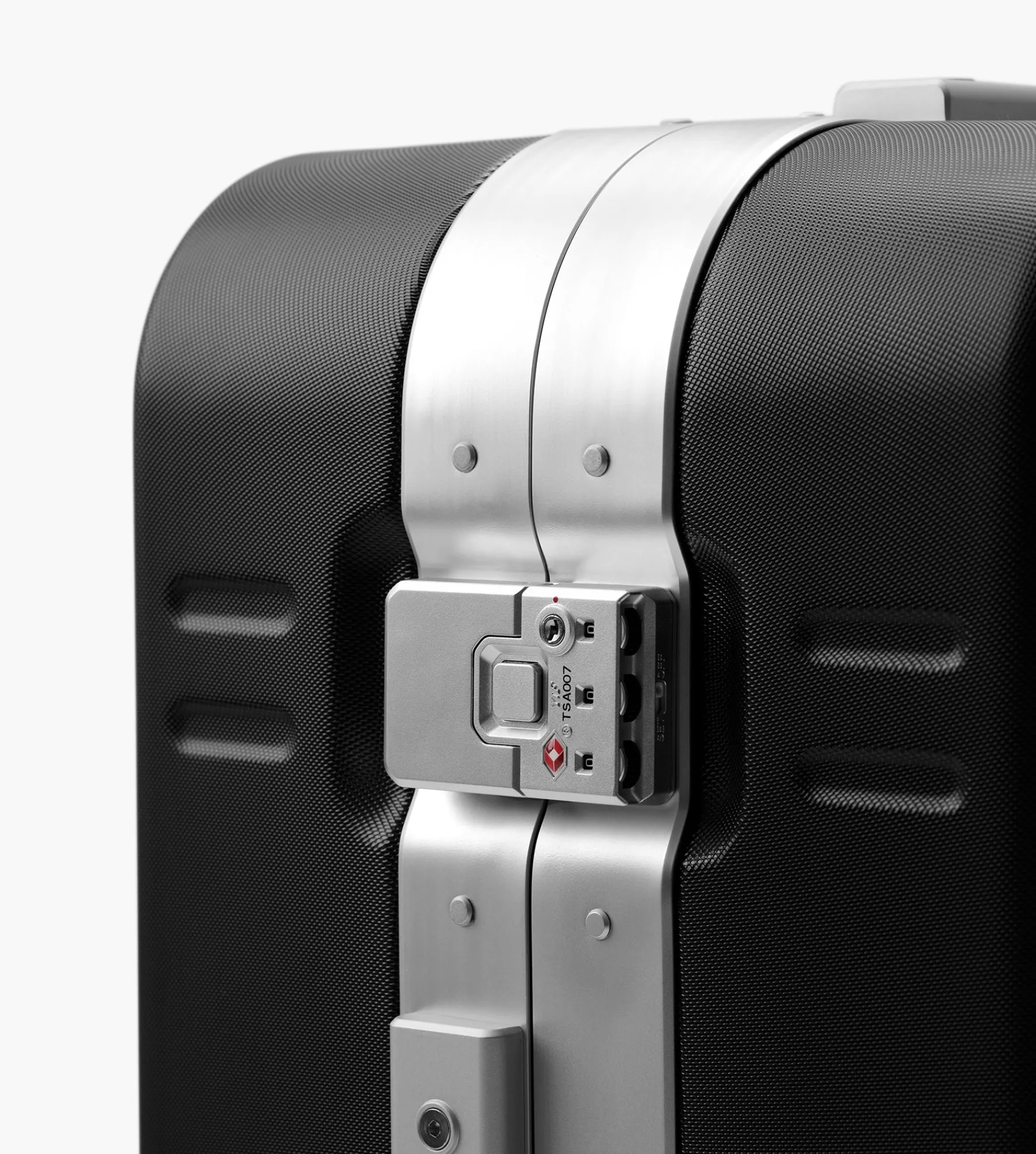 D__b__™ Ramverk Pro Check-in Luggage Medium Black Out