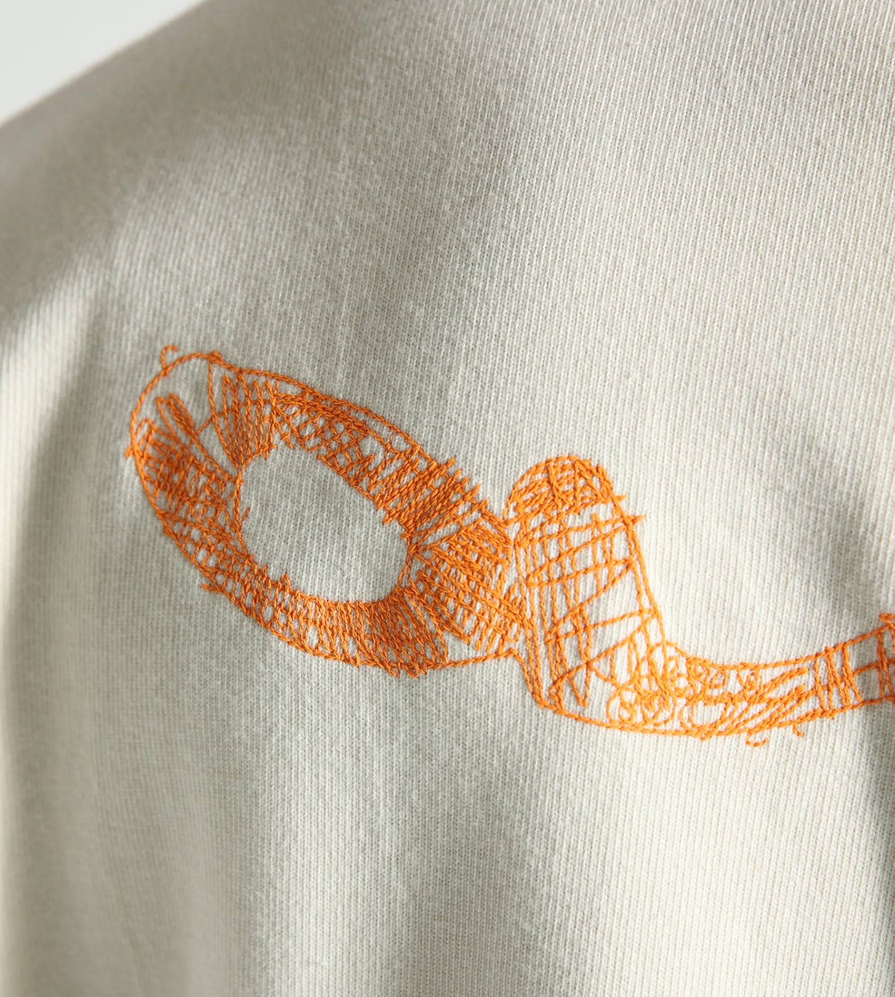 OLAF Wavy Drift Embro Tee Off-White